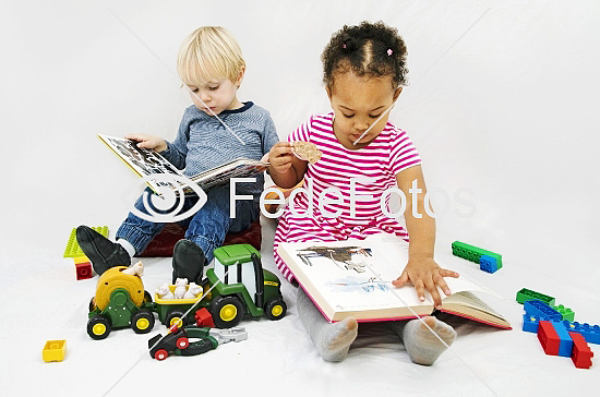 Børn på 2 år kigger bøger