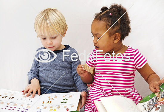 Børn på 2 år kigger bøger