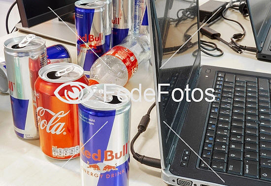 Cola og Red Bull ved computer