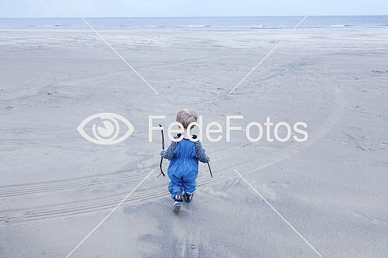 Dreng alene på strand
