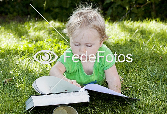 Dreng bladrer i tyk bog