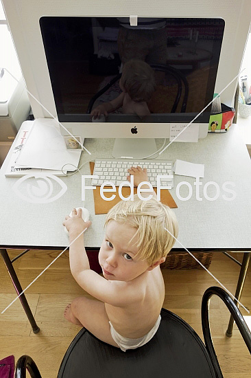 Dreng på 2 år foran computer