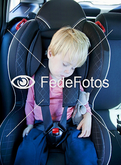 Dreng på to år sover i bil