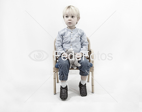 Dreng sidder på stol