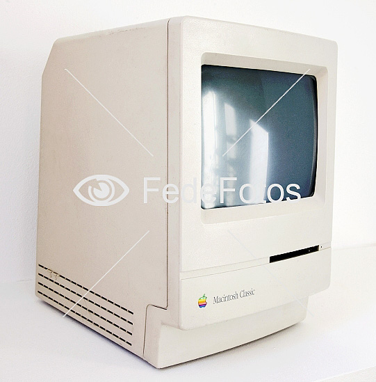 Gammel Macintosh Classic fra 1990