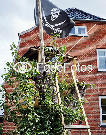 Legehus med piratflag