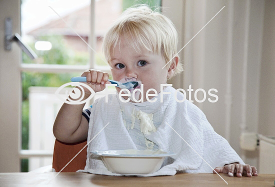 Lille dreng på et år spiser grød