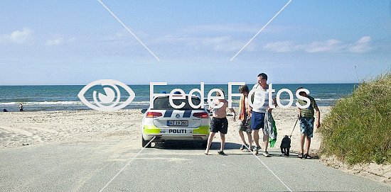 Politibil på patrulje på stranden