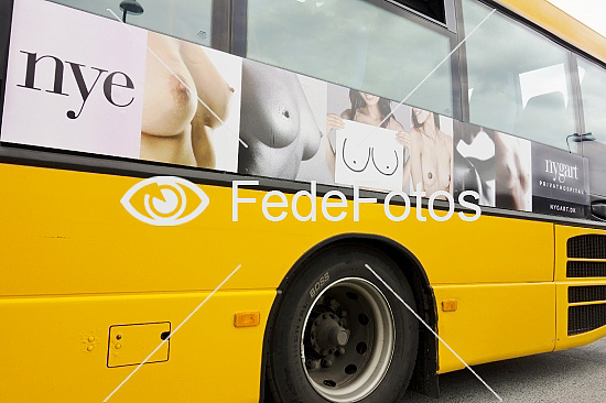 Reklame for nye bryster på bus