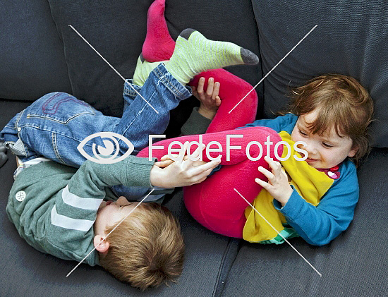Søskende slås i sofa
