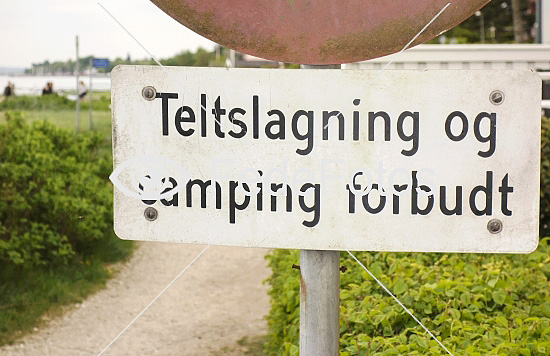 Teltslagning og camping forbudt