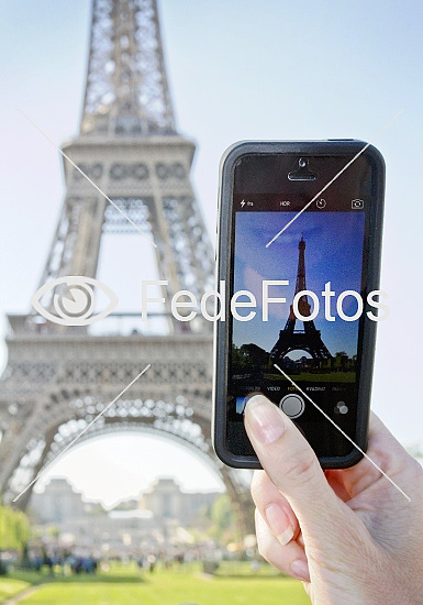 Turist fotograferer Eiffeltårnet