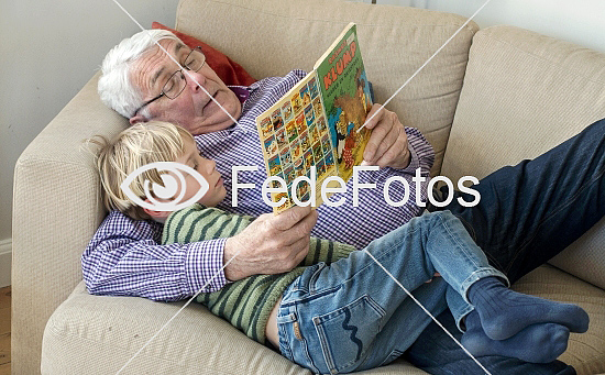 Bedstefar læser højt
