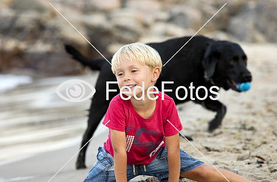 Dreng leger med hund