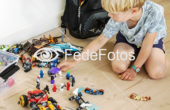 Dreng leger med Lego
