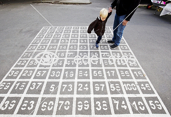 Dreng leger med numre
