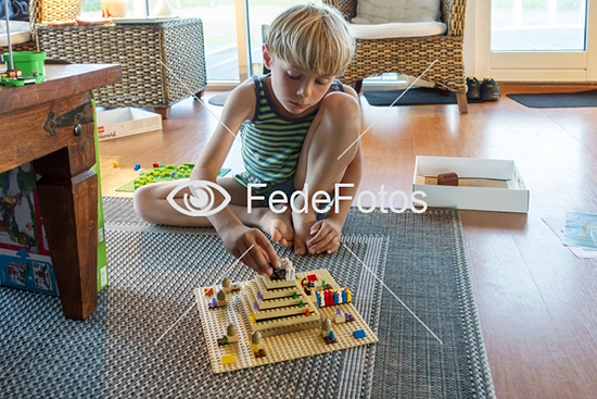 Dreng med Lego-spil