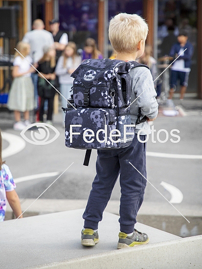 Dreng med skoletaske