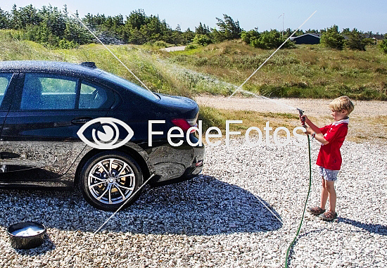Dreng vasker bil