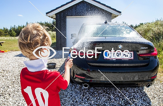 Dreng vasker bil