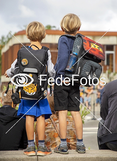 Drenge med skoletasker