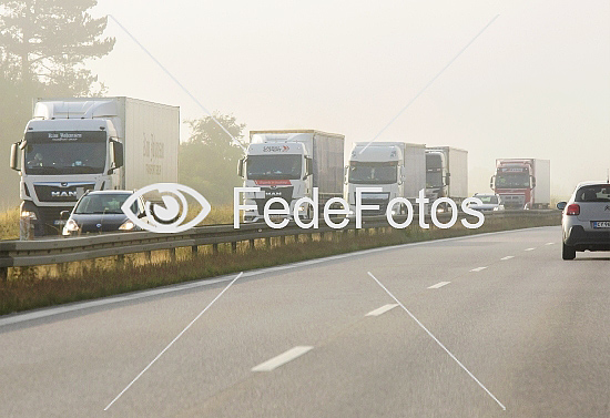 Lastbiler på motorvej
