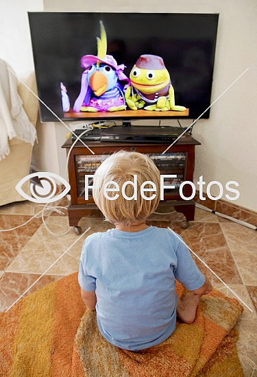 Lille dreng ser børne-tv