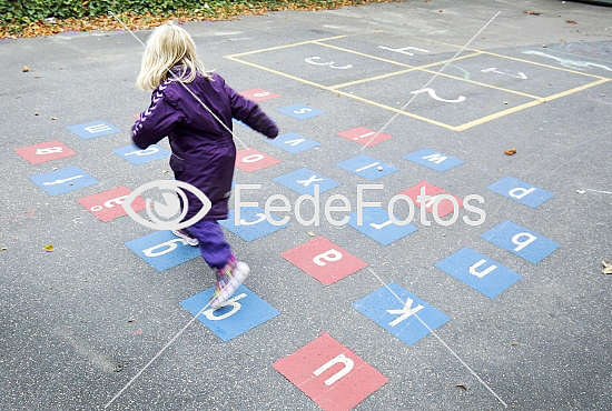 Pige leger med alfabetet