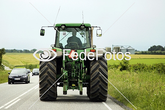 Traktor på landevej