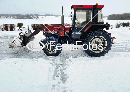 Traktor rydder sne