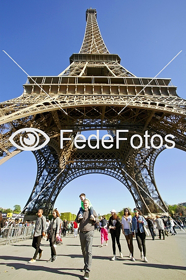 Turister under Eiffeltårnet