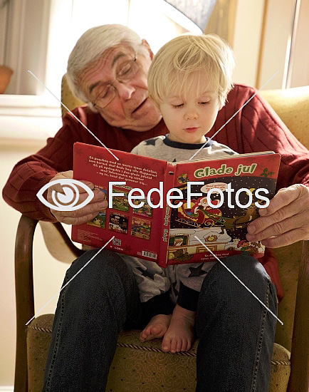 Bedstefar læser bog højt for totårig