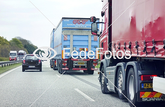 Biler og lastbiler på motorvej