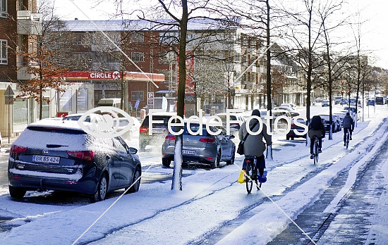 Cykler og biler i sne
