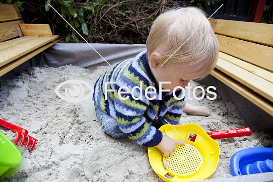 Dreng leger i sandkasse