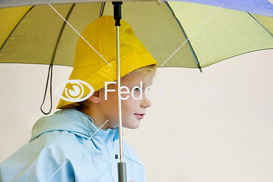 Dreng med gul paraply