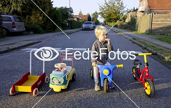 Dreng med gåvogne m.m.