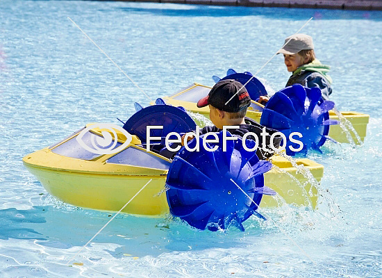 Drenge sejler i både