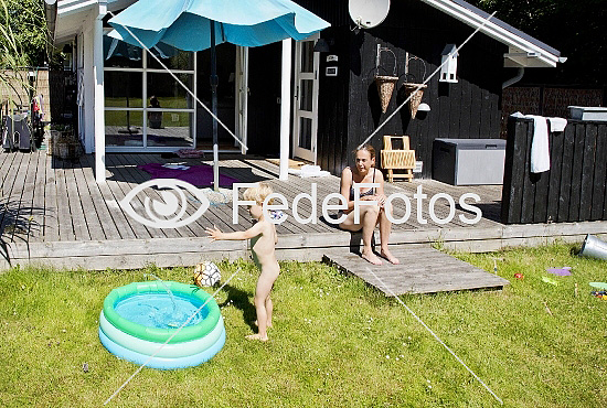 Familie i sommerhus