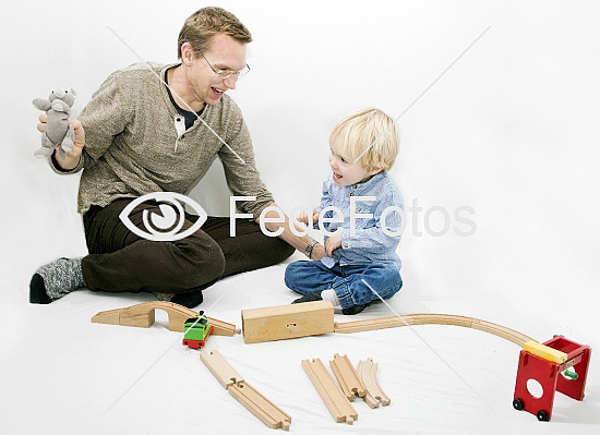 Far og søn leger med Brio
