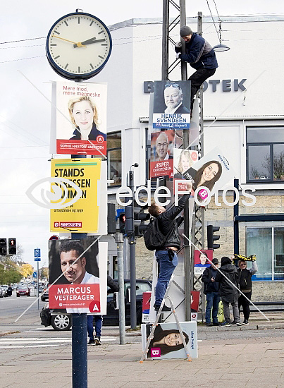 Hænger valgplakater op