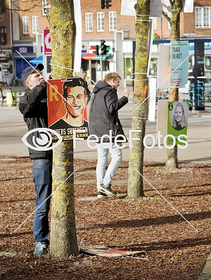 Kommunisterne hænger valgplakater op