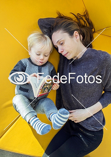 Kvinde og lille dreng kigger i bog