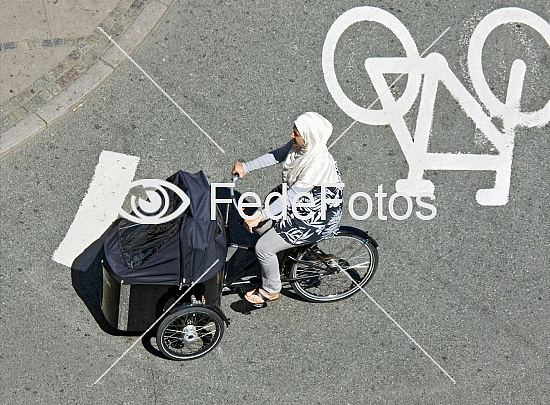 Kvinde på ladcykel