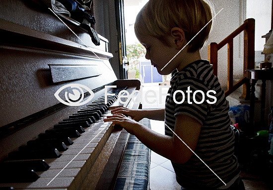 Lille dreng spiller på klaver