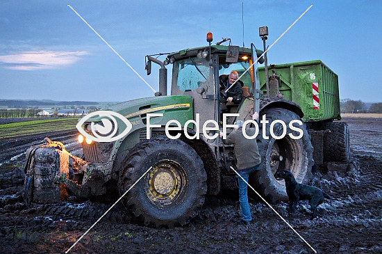 Mænd ved traktor