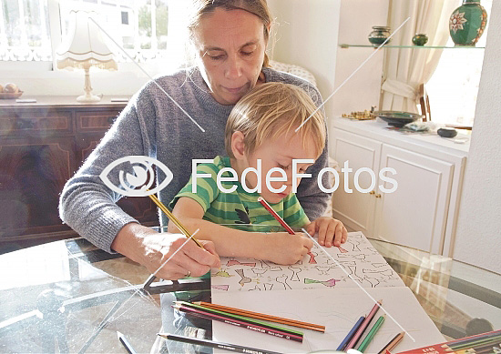 Mor og søn tegner med farveblyanter