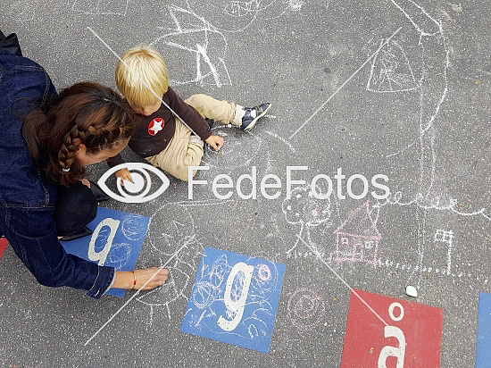 Mor og søn tegner med kridt