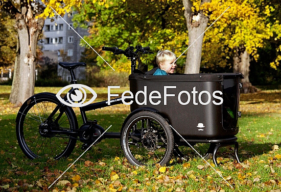 På skovtur: Barn i ladcykel