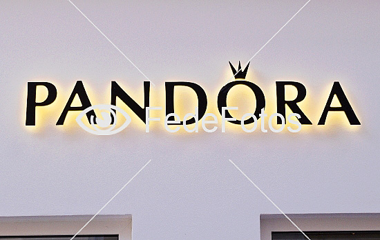 Pandora, skilt over butik